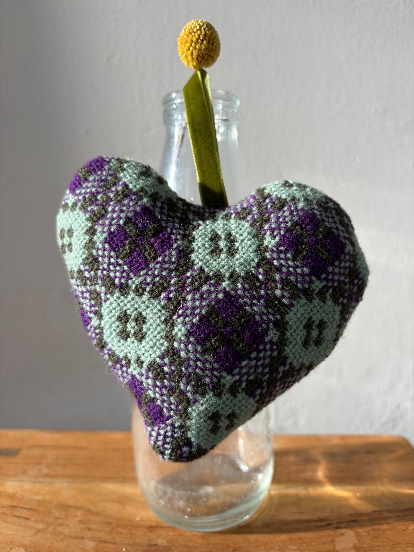 CALON WLÂN ELFYN GWYRDD A PIWS / green and purple woollen heart decoration