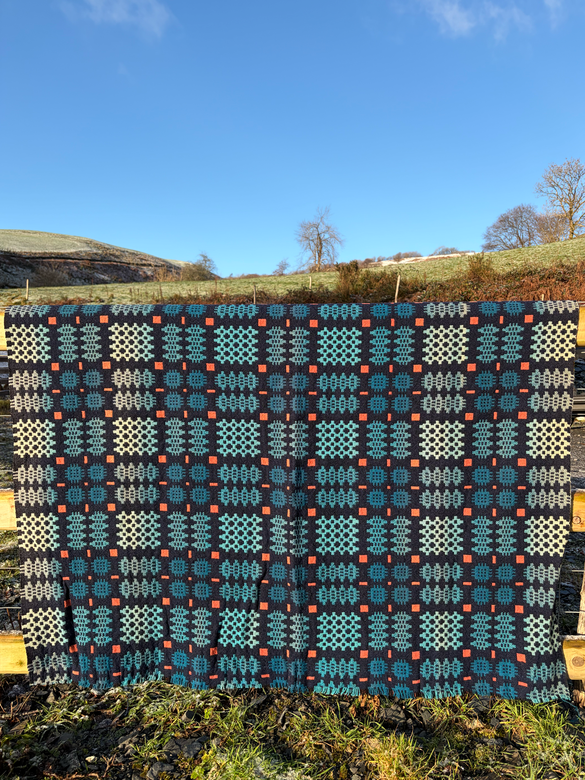 HEN BLANCED WLÂN CYMRAEG GLAS / vintage blue wool Welsh tapestry blanket or throw