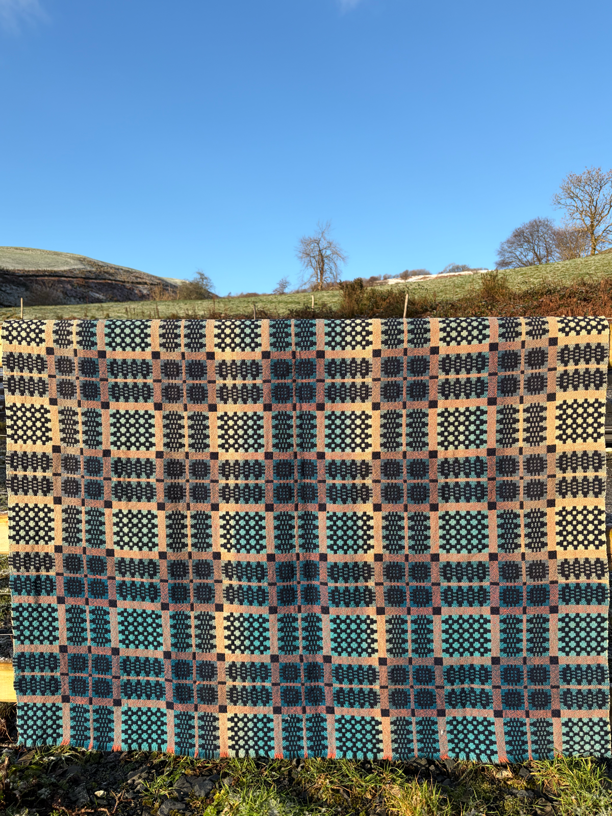 HEN BLANCED WLÂN CYMRAEG GLAS / vintage blue wool Welsh tapestry blanket or throw
