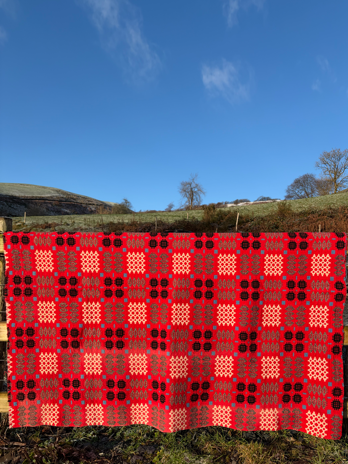HEN BLANCED WLÂN CYMRAEG COCH / vintage red wool Welsh tapestry blanket or throw