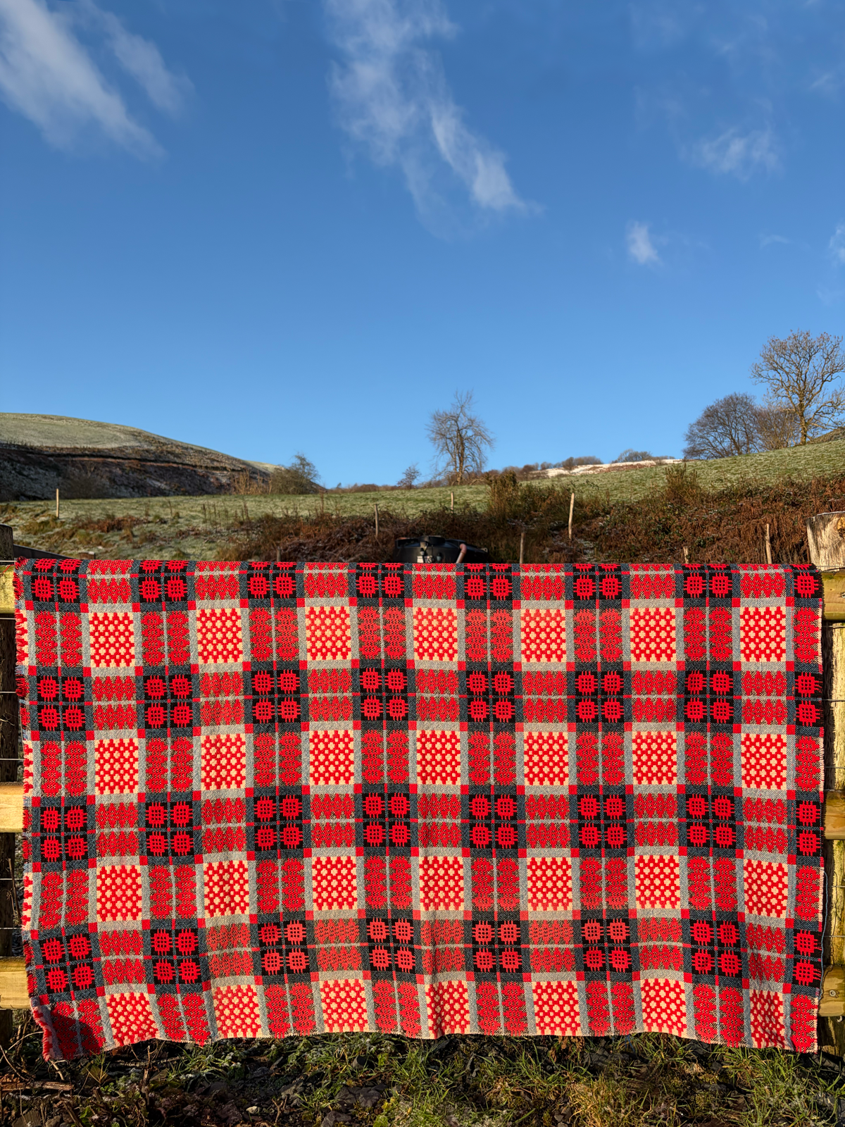 HEN BLANCED WLÂN CYMRAEG COCH / vintage red wool Welsh tapestry blanket or throw