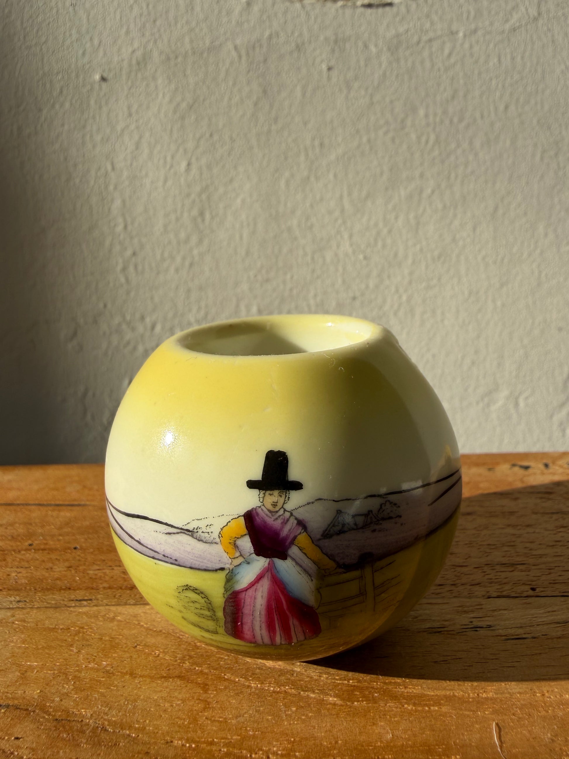 ELFYN HÊN TARWR MATSYS CERAMEG CYMRAEG Vintage Welsh lady ceramic match striker