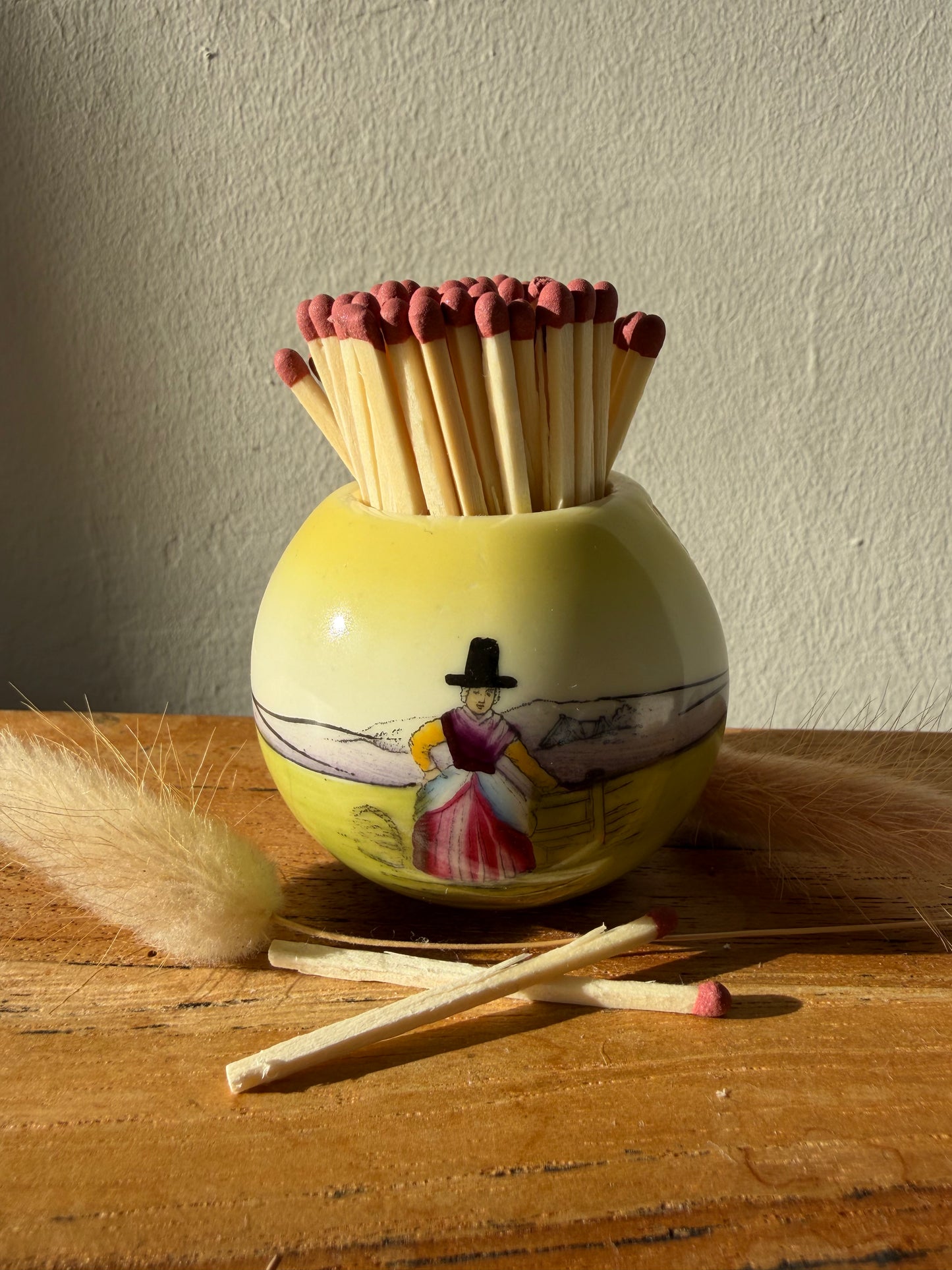 ELFYN HÊN TARWR MATSYS CERAMEG CYMRAEG Vintage Welsh lady ceramic match striker
