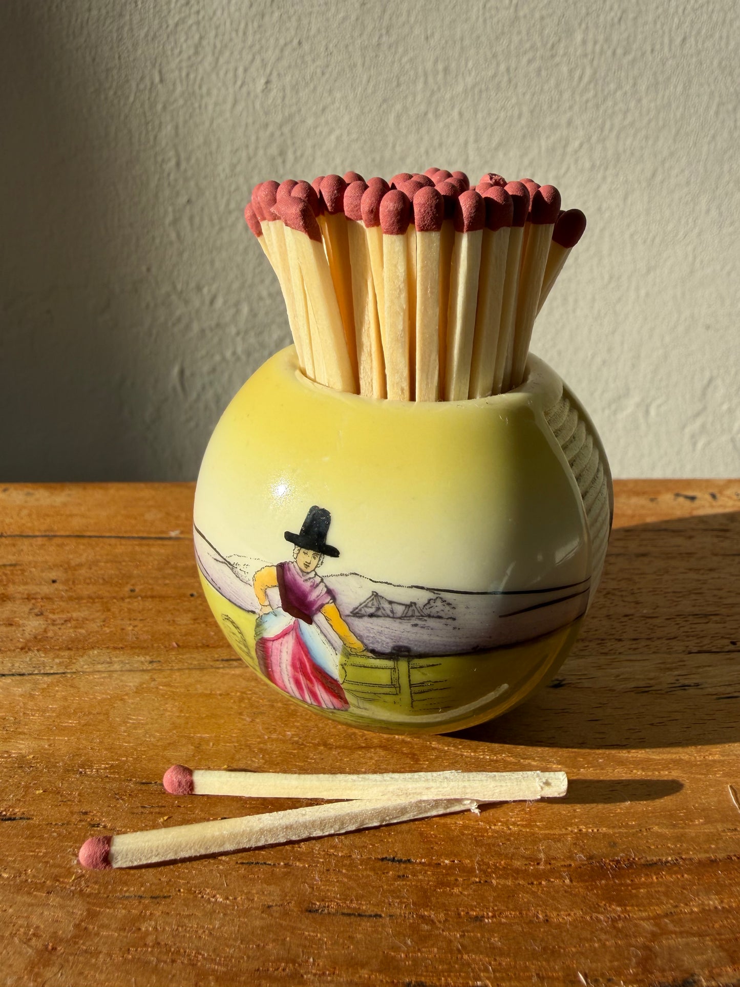 ELFYN HÊN TARWR MATSYS CERAMEG CYMRAEG Vintage Welsh lady ceramic match striker