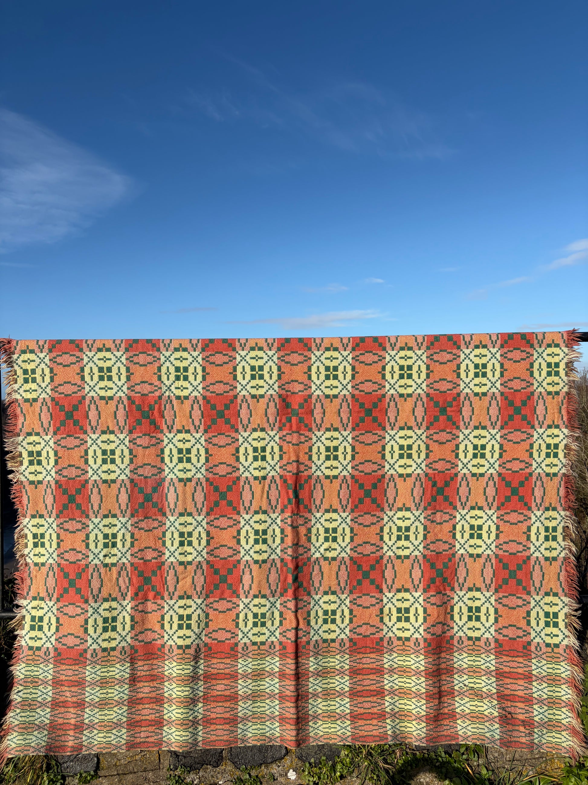 ELFYN BLANCED WLAN CYMRAEG GWYRDD A PINC vintage green and peach wool Welsh tapestry blanket / throw
