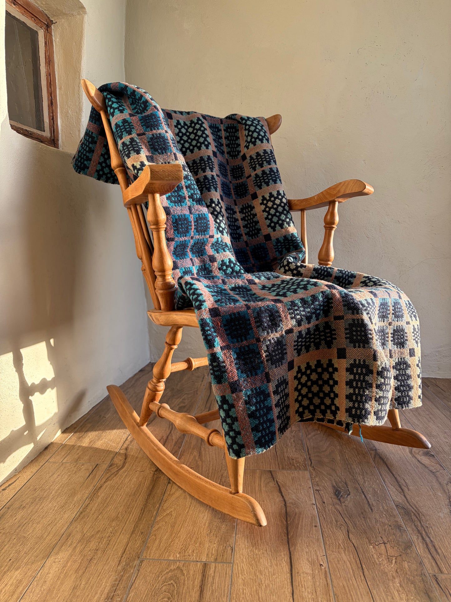 HEN BLANCED WLÂN CYMRAEG GLAS / vintage blue wool Welsh tapestry blanket or throw
