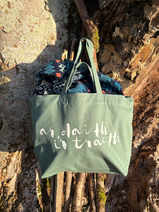 ELFYN AR DAITH I'R TRAETH bag