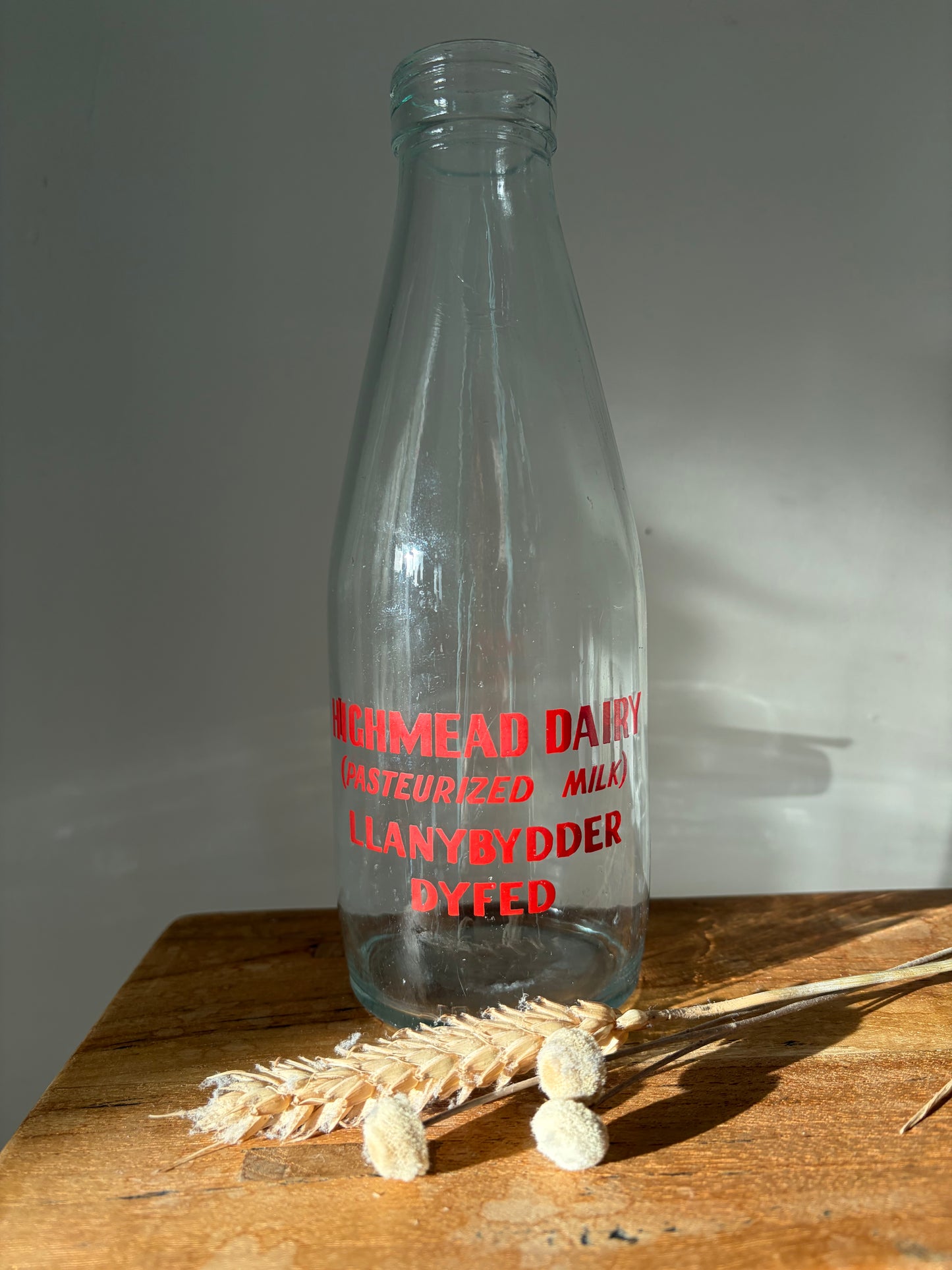 HEN BOTEL LLAETH O LLANYBYDDER / Vintage Welsh milk bottle from Llanybydder