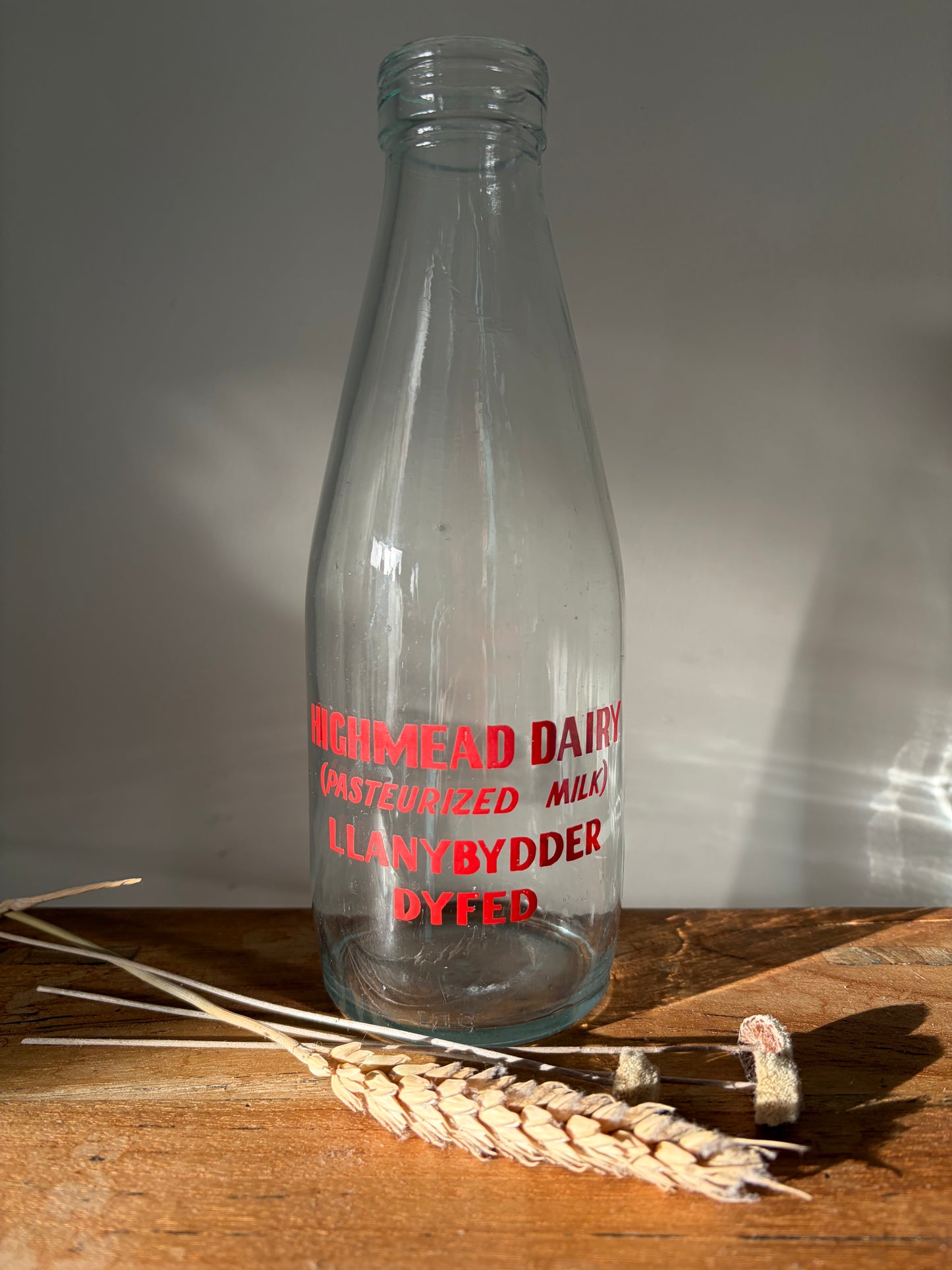 HEN BOTEL LLAETH O LLANYBYDDER / Vintage Welsh milk bottle from Llanybydder