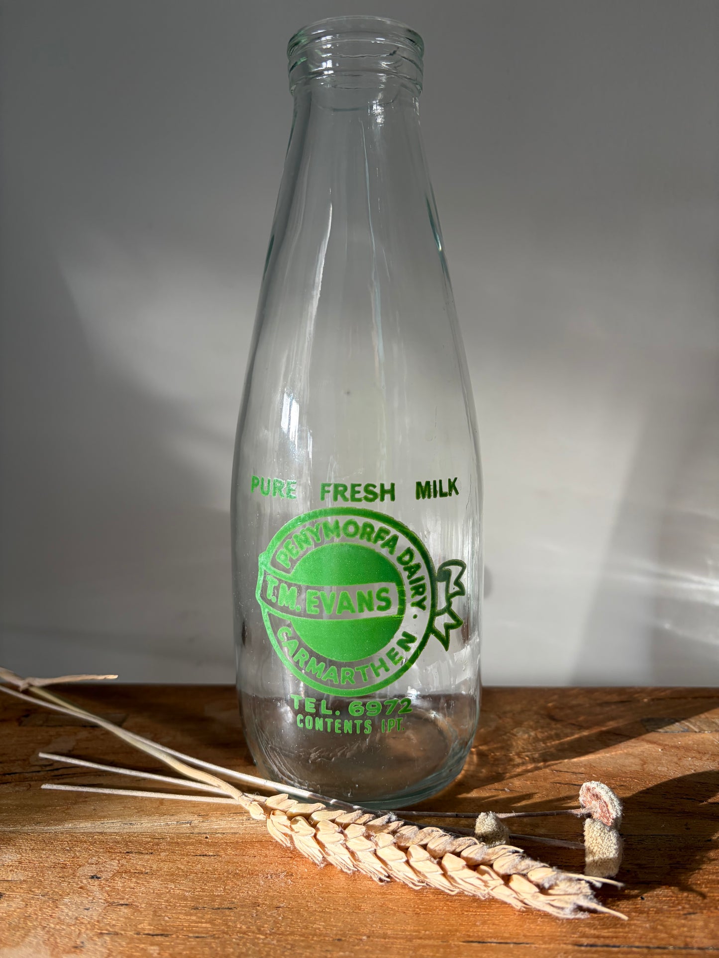 HEN BOTEL LLAETH O GAERFYRDDYN / Vintage Welsh milk bottle from Carmarthen