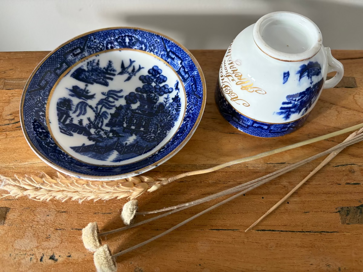 HEN CWPAN A SOSER ABERYSTWYTH / Vintage cup and saucer A PRESENT FROM ABERYSTWYTH