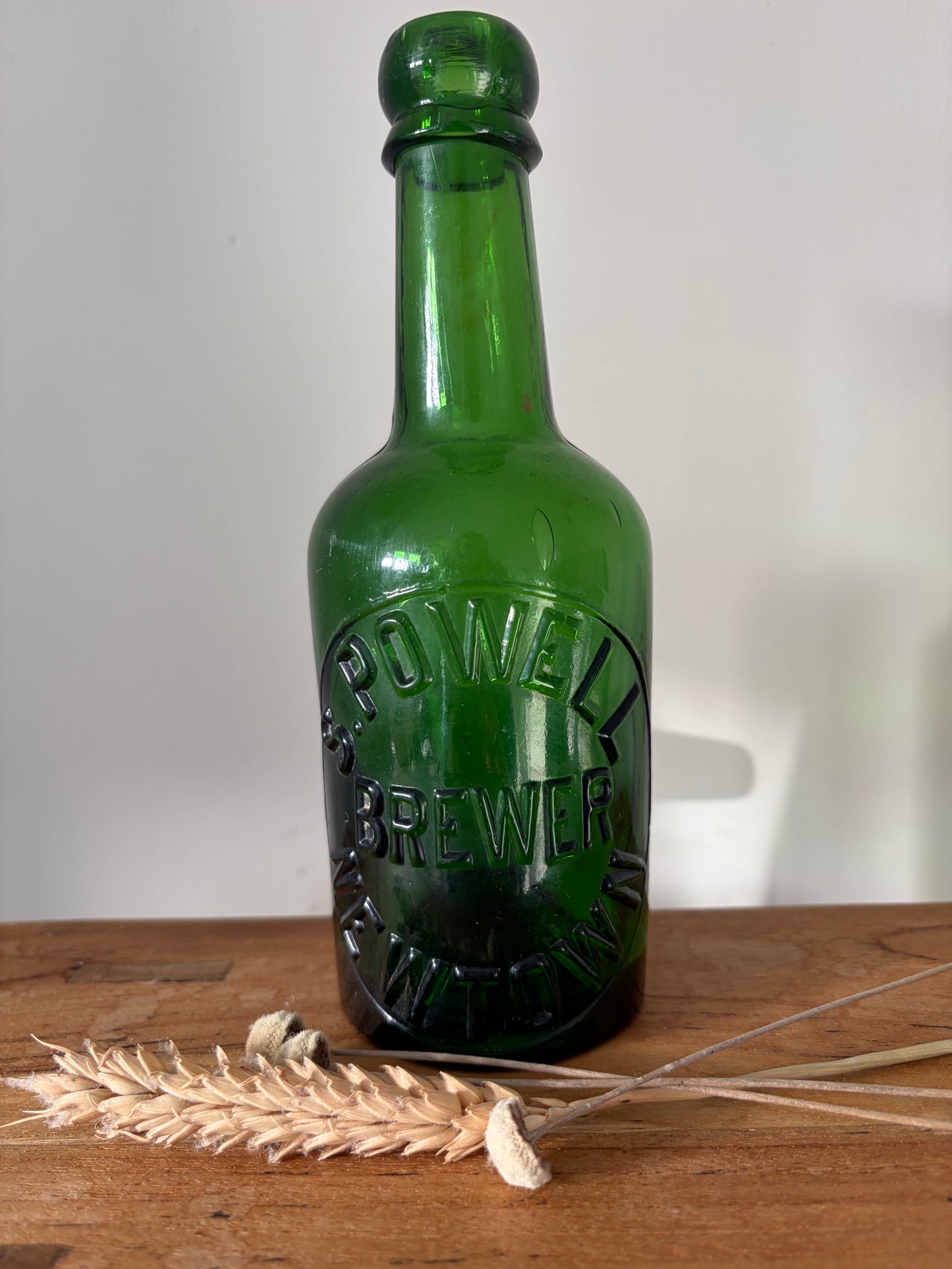 HEN BOTEL CWRW GWYRDD O'R DRENEWYDD / Vintage Welsh beer bottle from Newtown