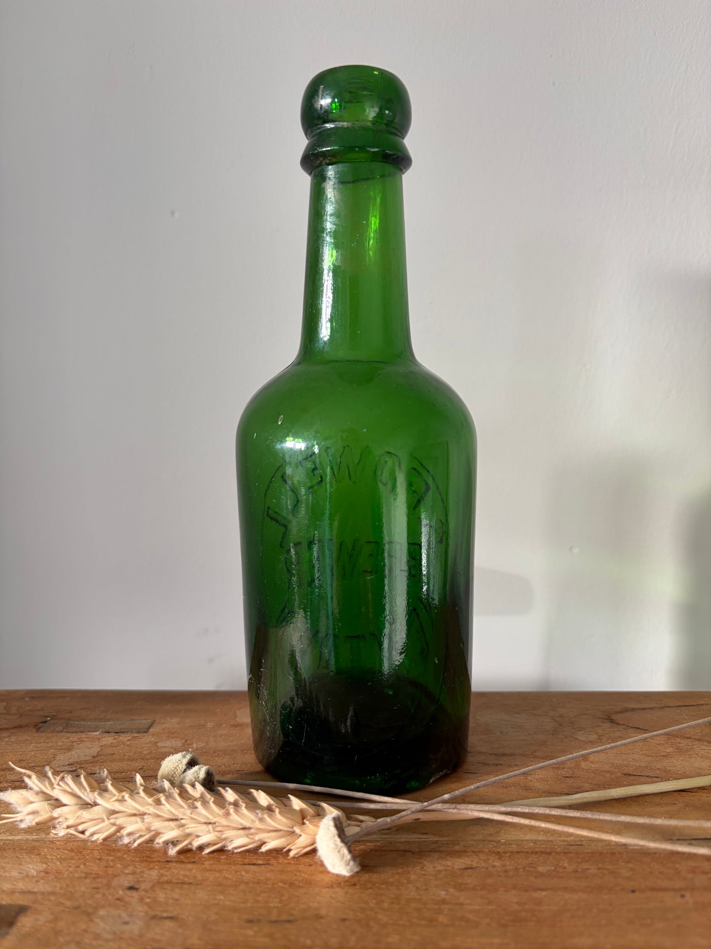 HEN BOTEL CWRW GWYRDD O'R DRENEWYDD / Vintage Welsh beer bottle from Newtown