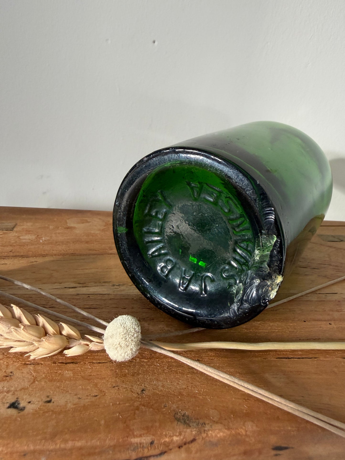 HEN BOTEL CWRW GWYRDD O'R DRENEWYDD / Vintage Welsh beer bottle from Newtown