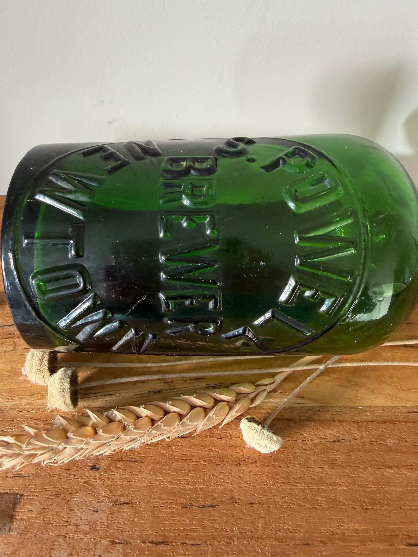 HEN BOTEL CWRW GWYRDD O'R DRENEWYDD / Vintage Welsh beer bottle from Newtown