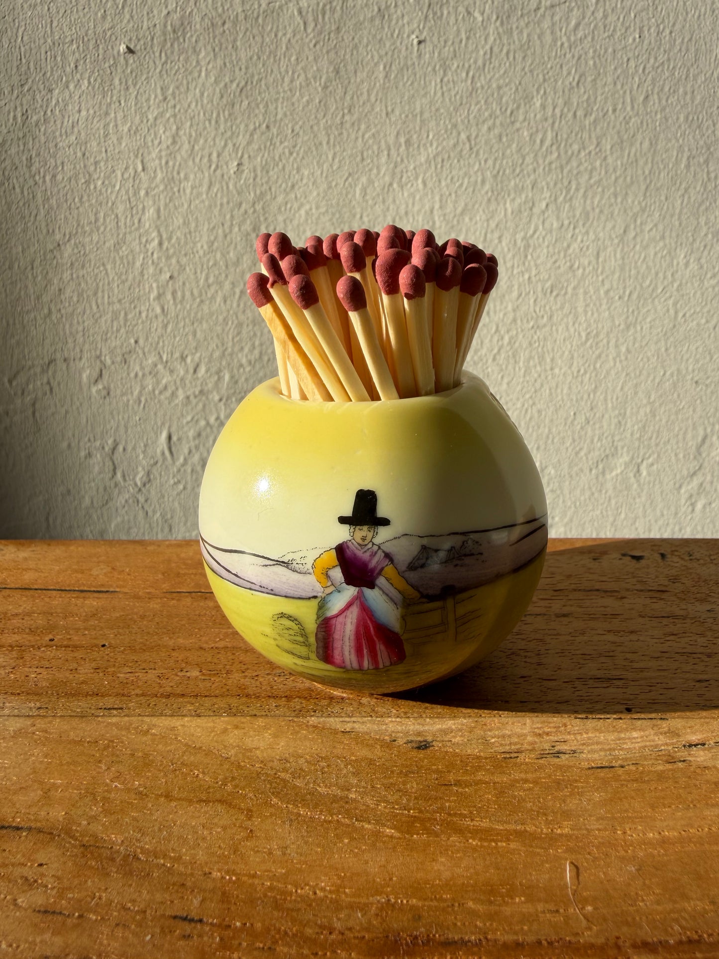 HEN TARWR MATSYS CERAMEG CYMRAEG / Vintage Welsh lady ceramic match striker