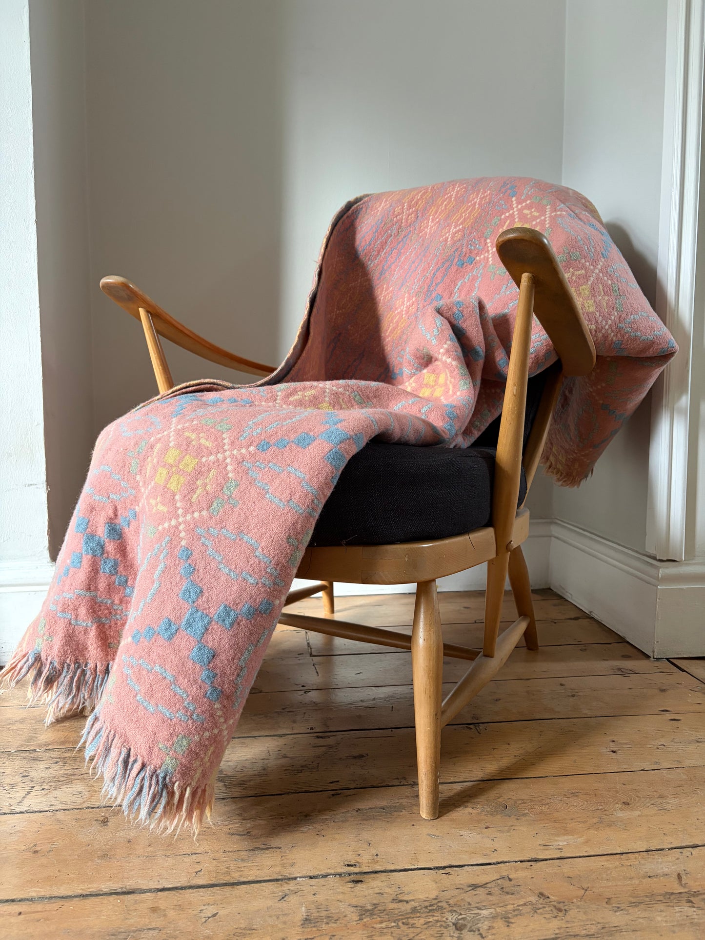 HEN BLANCED WLÂN PINC / vintage pink wool Welsh tapestry blanket or throw