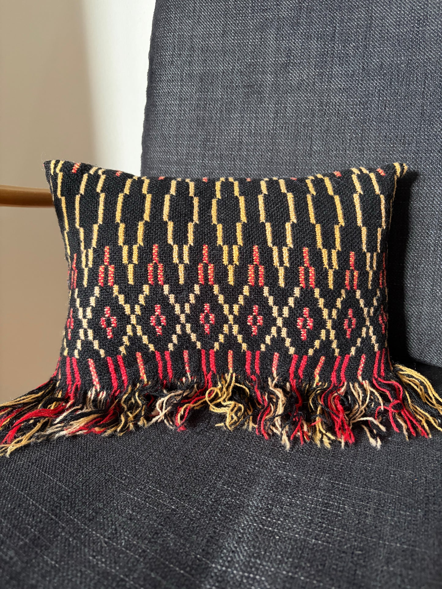 STÔL A CHLUSTOG CYMRAEG / Vintage Welsh stool and cushion