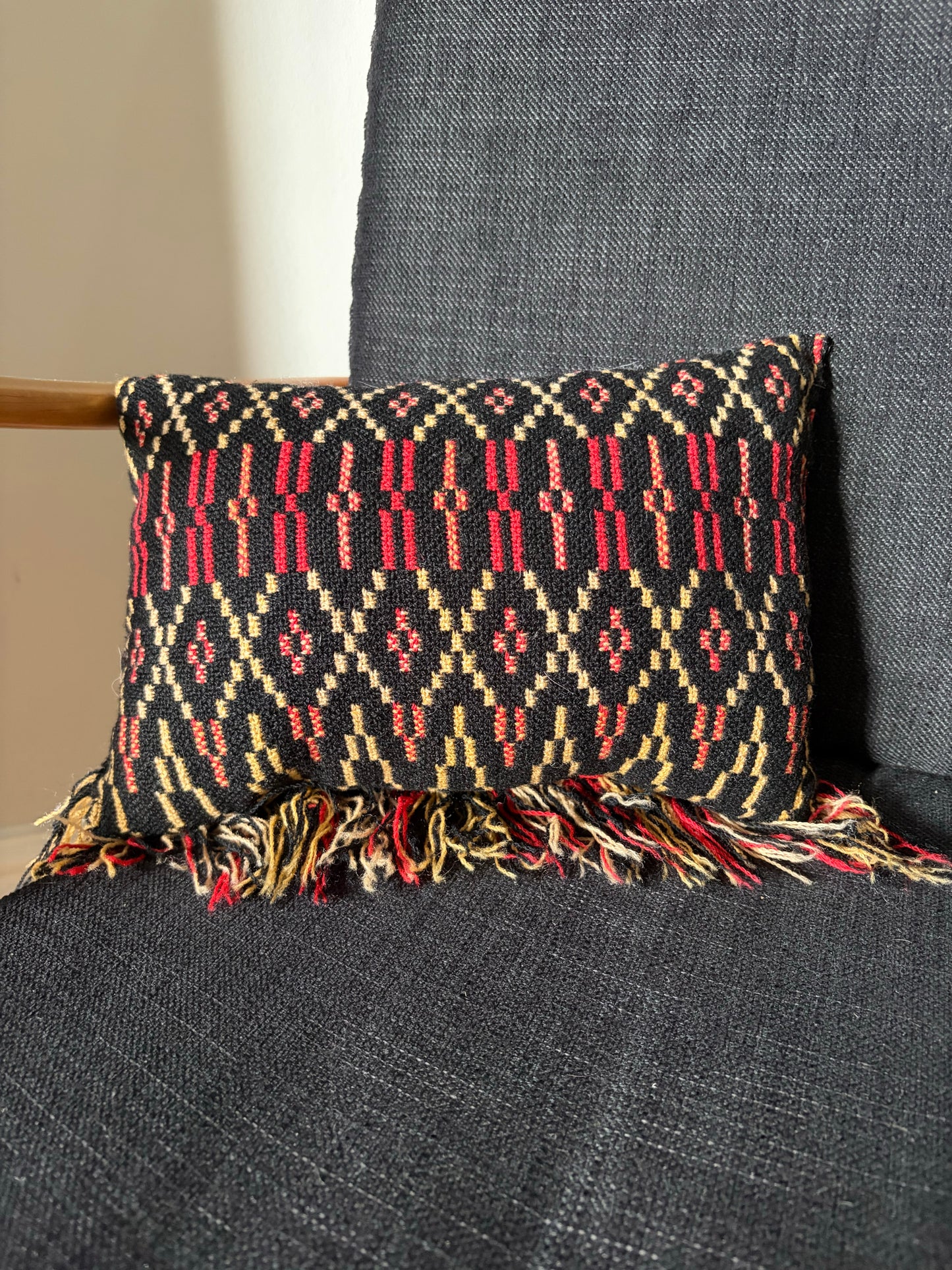 STÔL A CHLUSTOG CYMRAEG / Vintage Welsh stool and cushion