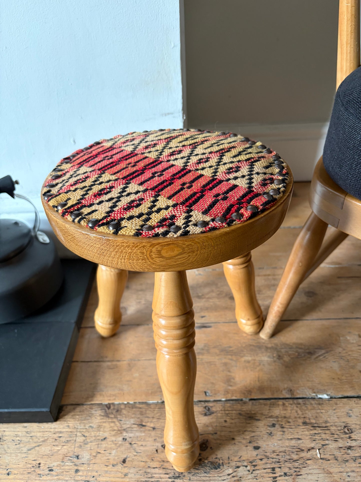 STÔL A CHLUSTOG CYMRAEG / Vintage Welsh stool and cushion