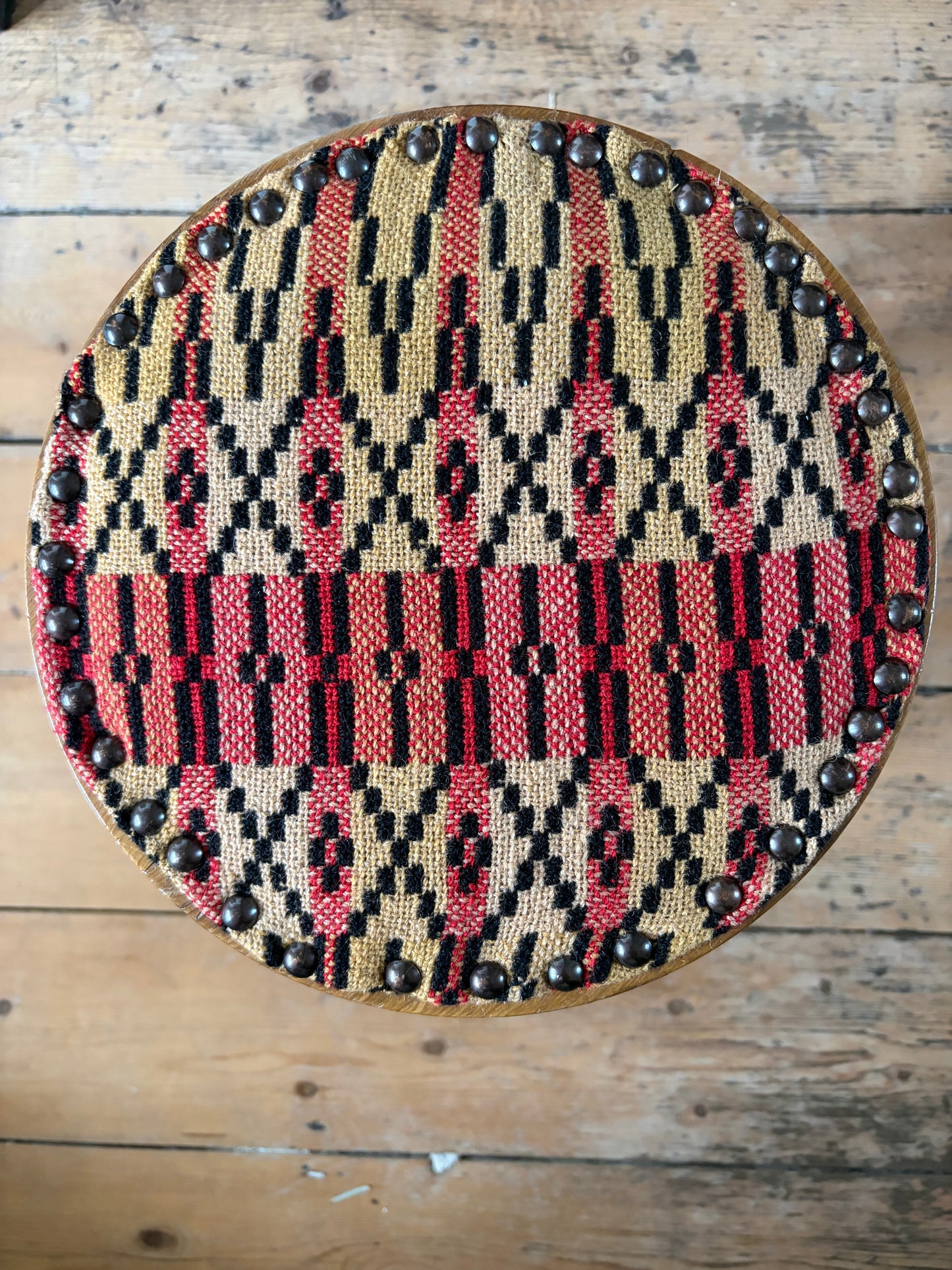 STÔL A CHLUSTOG CYMRAEG / Vintage Welsh stool and cushion
