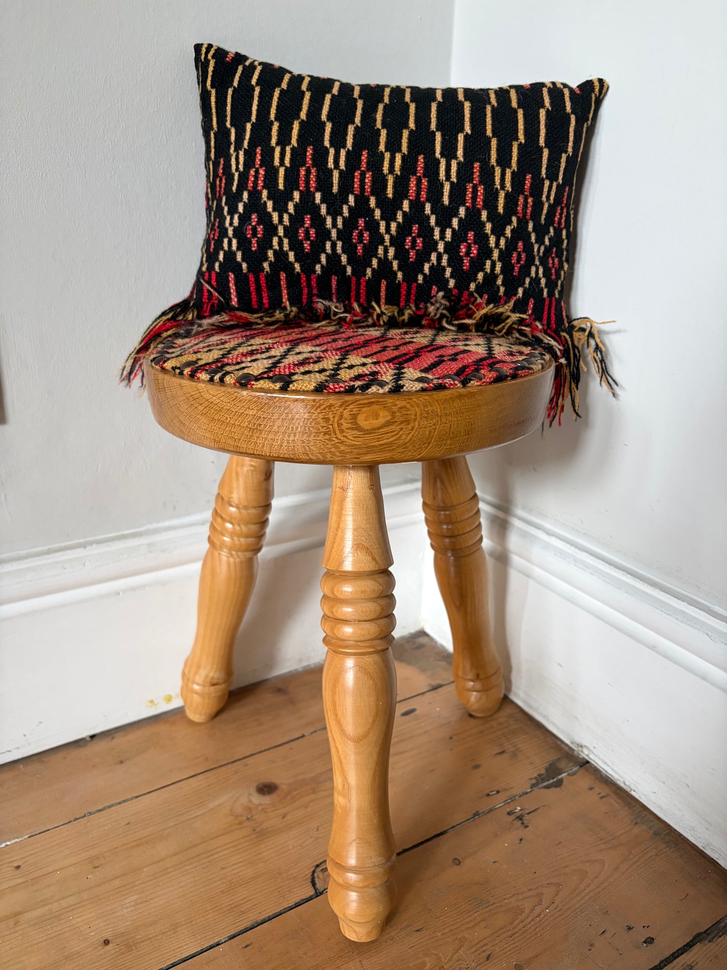 STÔL A CHLUSTOG CYMRAEG / Vintage Welsh stool and cushion