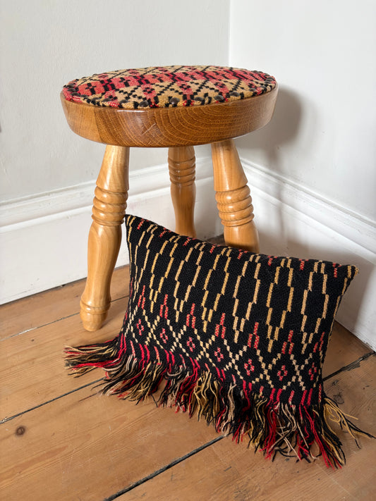 STÔL A CHLUSTOG CYMRAEG / Vintage Welsh stool and cushion