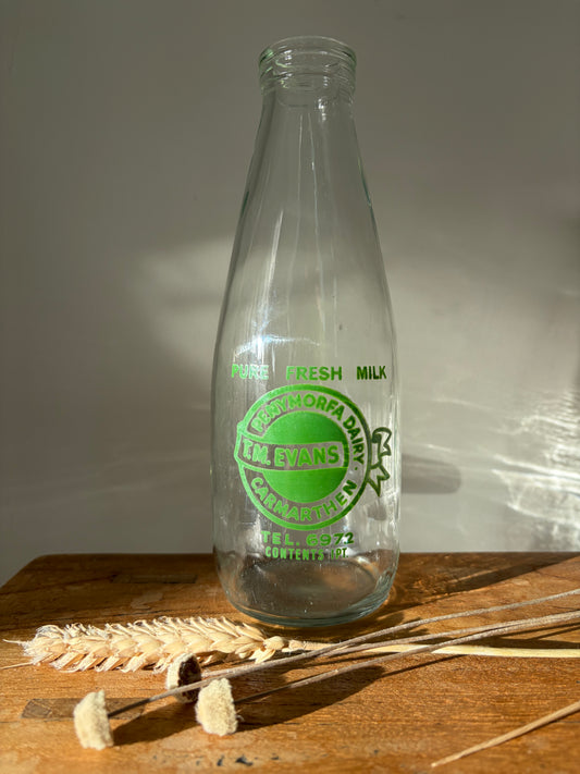 HEN BOTEL LLAETH O GAERFYRDDYN / Vintage Welsh milk bottle from Carmarthen